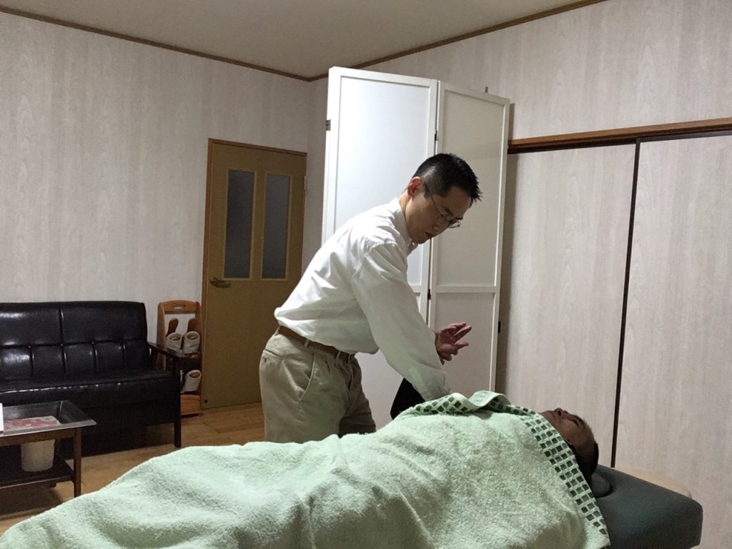 施術中 腕